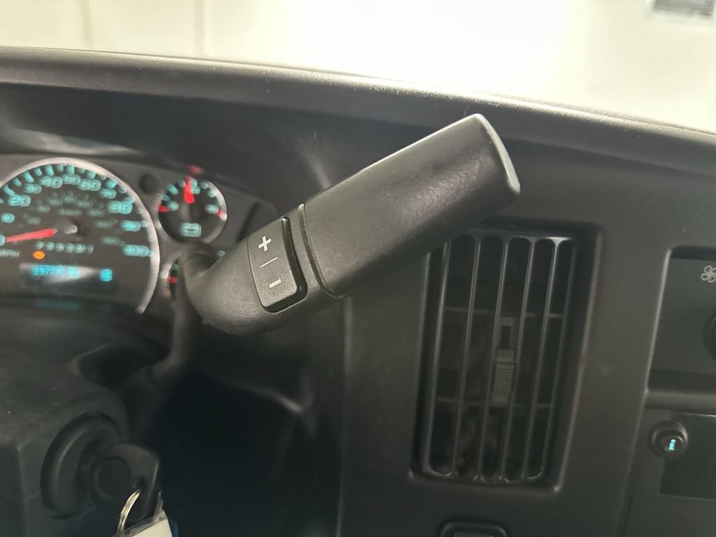 Used 2010 Chevrolet Express 2500 RWD image 29