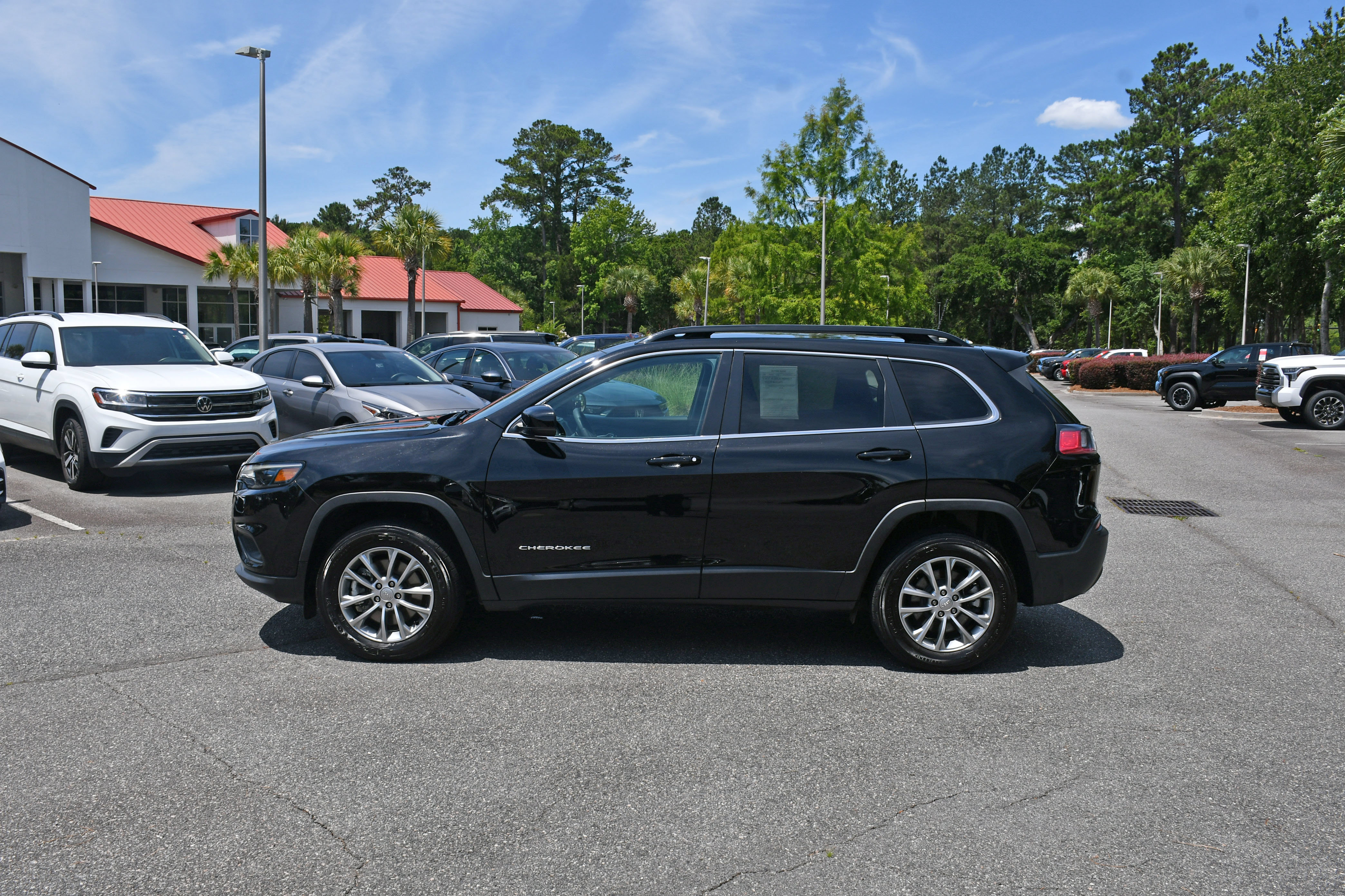 Used 2022 Jeep Cherokee Latitude Lux AWD/4WD image 2