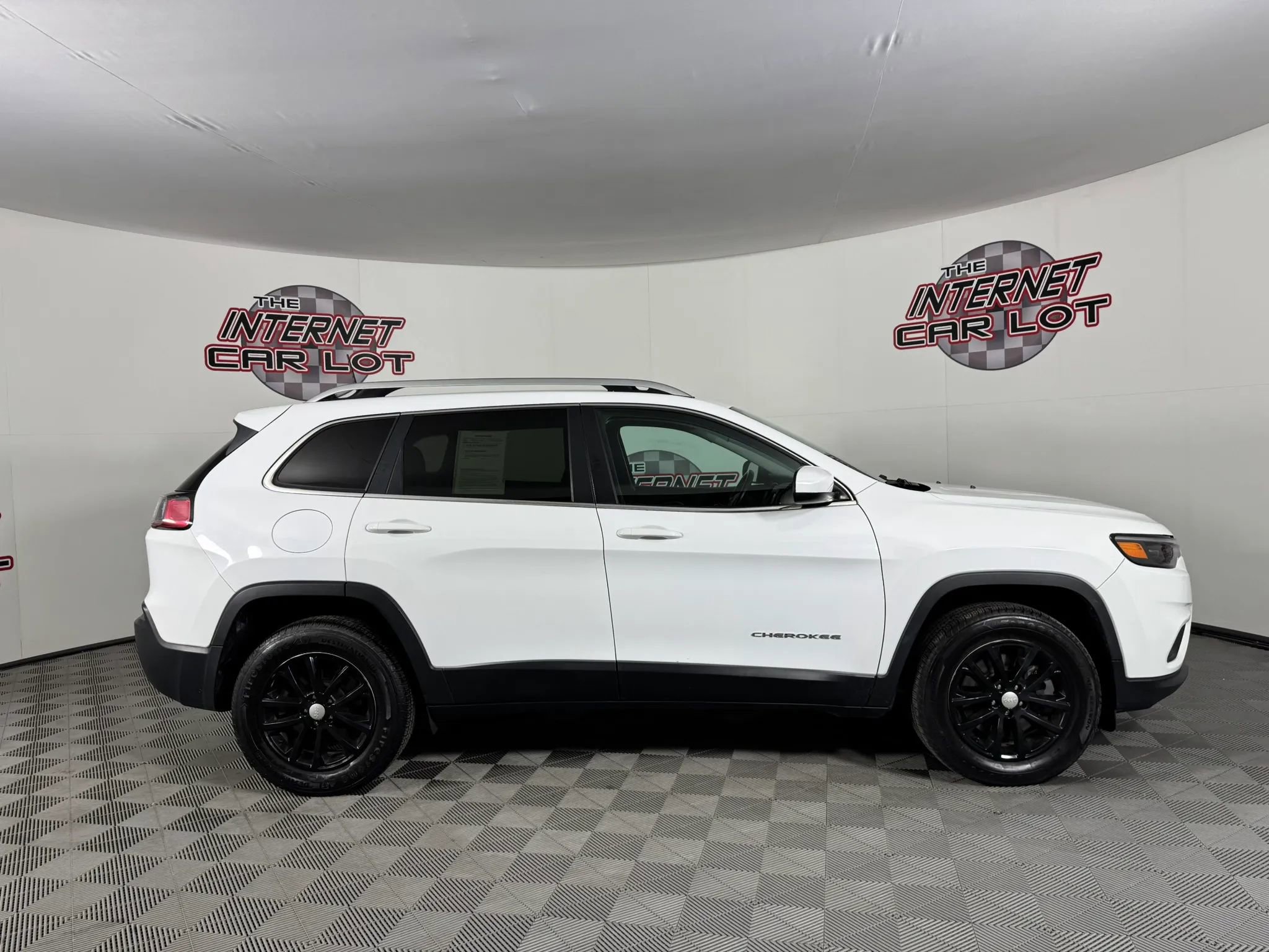 Used 2019 Jeep Cherokee Latitude w/ Cold Weather Group AWD/4WD image 8