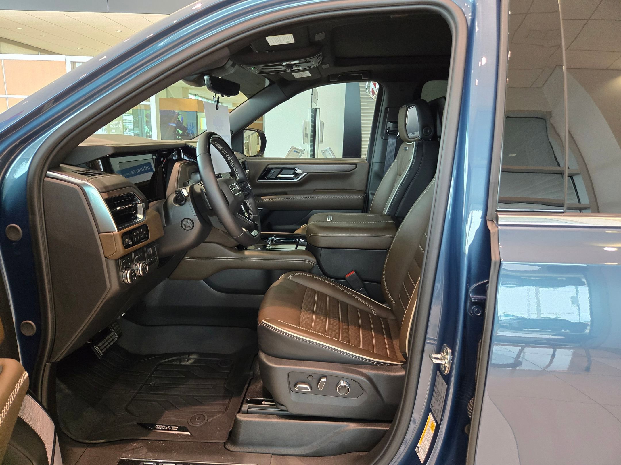 Used 2025 GMC Yukon XL Denali Ultimate w/ LPO, Floor Liner Package AWD/4WD image 9
