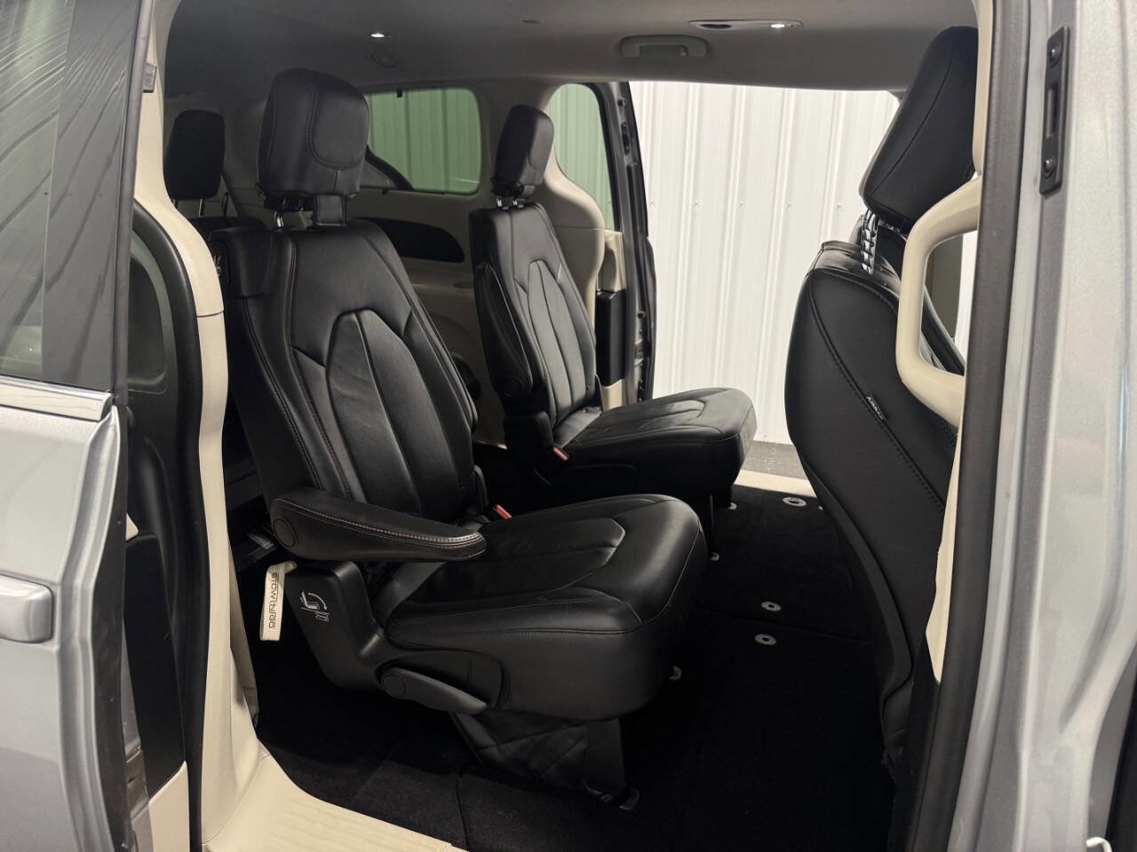 Used 2018 Chrysler Pacifica Touring-L FWD image 23