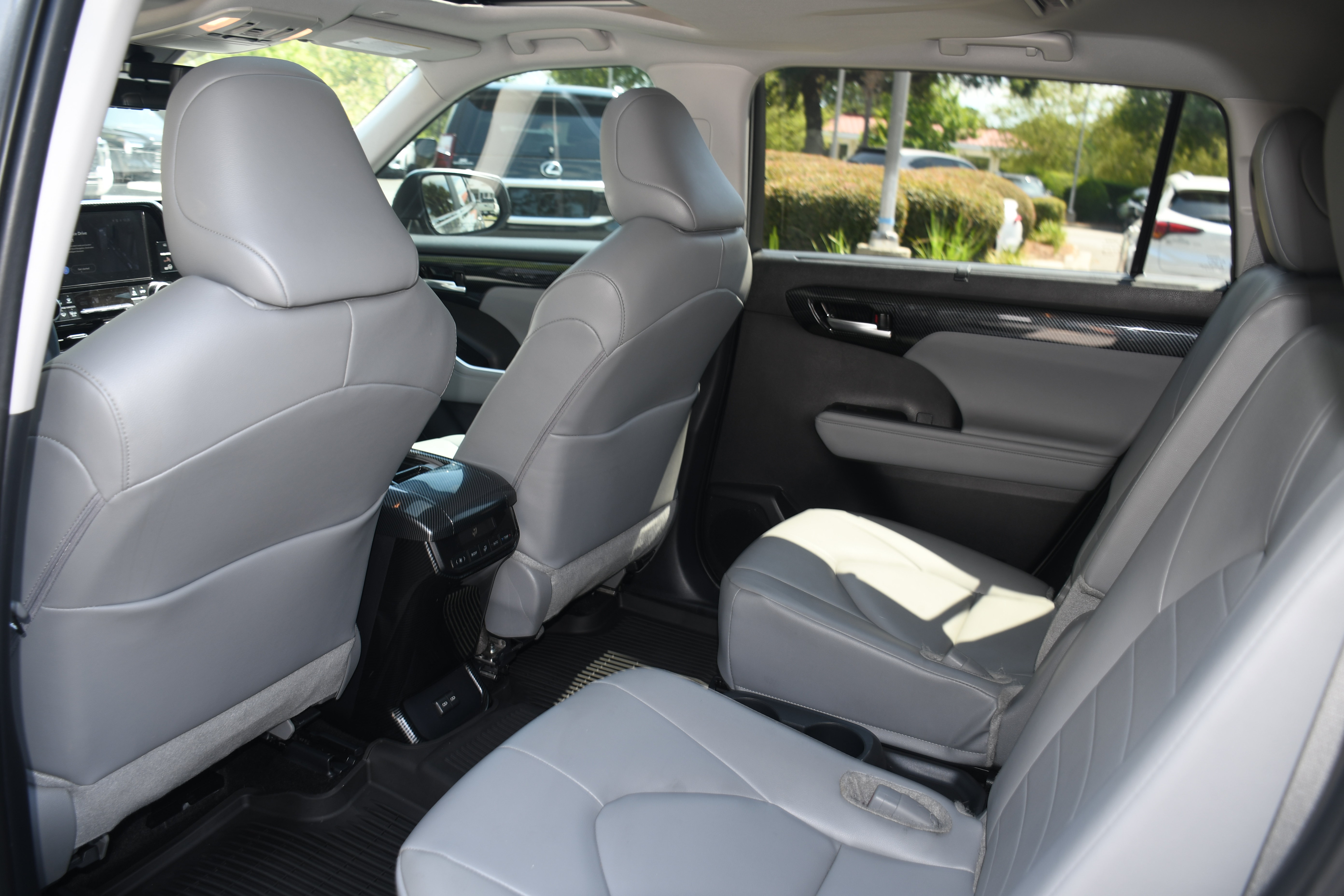 Used 2025 Toyota Highlander XLE AWD/4WD image 16