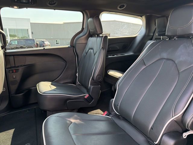 Used 2026 Chrysler Pacifica Limited FWD image 36