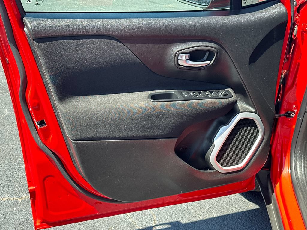 Used 2018 Jeep Renegade Latitude AWD/4WD image 10