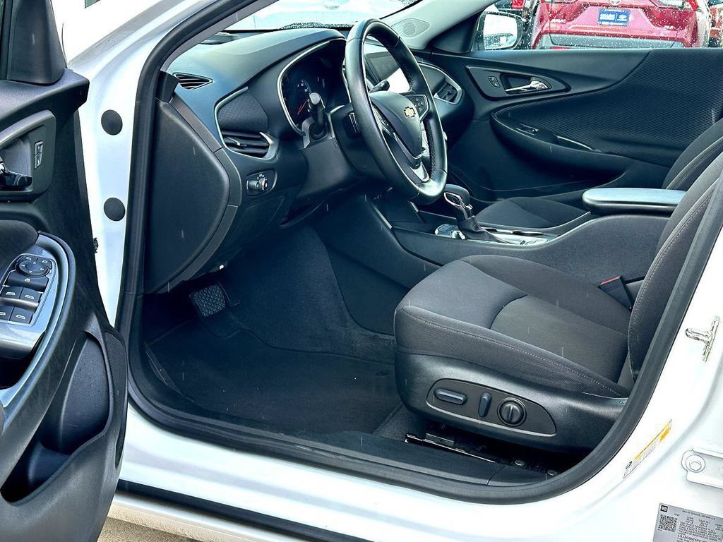 Used 2023 Chevrolet Malibu RS FWD image 12