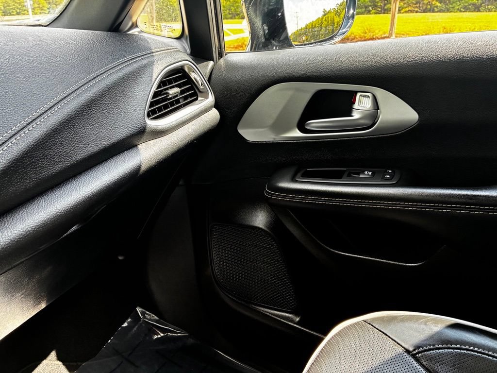Used 2025 Chrysler Pacifica Limited FWD image 29