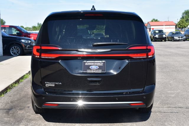 Used 2024 Chrysler Pacifica Touring-L FWD image 8