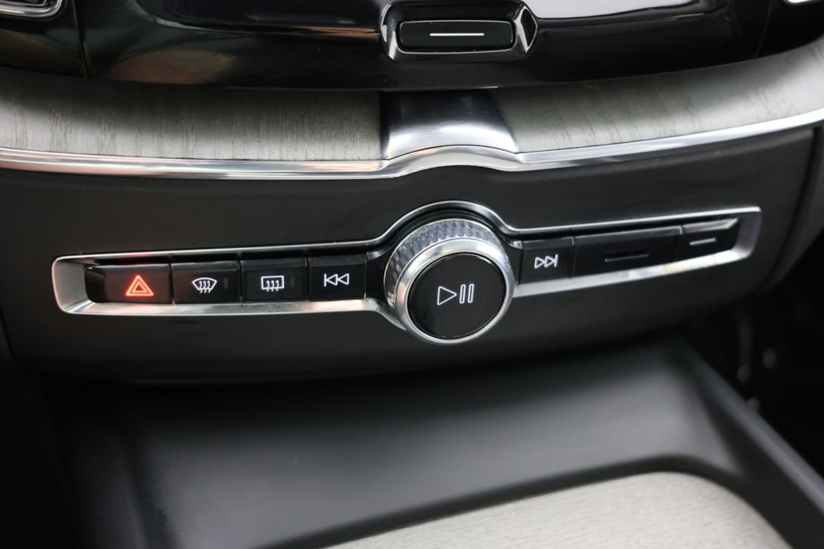 Used 2025 Volvo XC60 B5 Plus AWD/4WD image 30