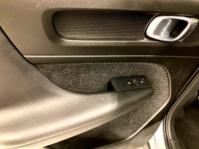 Used 2019 Volvo XC40 T5 Momentum image 36
