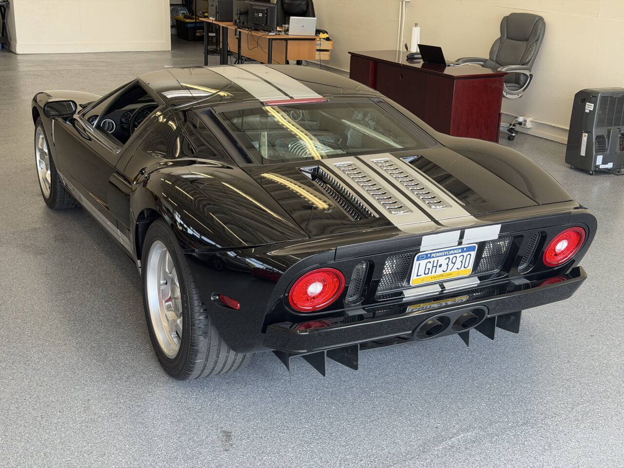 Used 2005 Ford GT RWD image 23