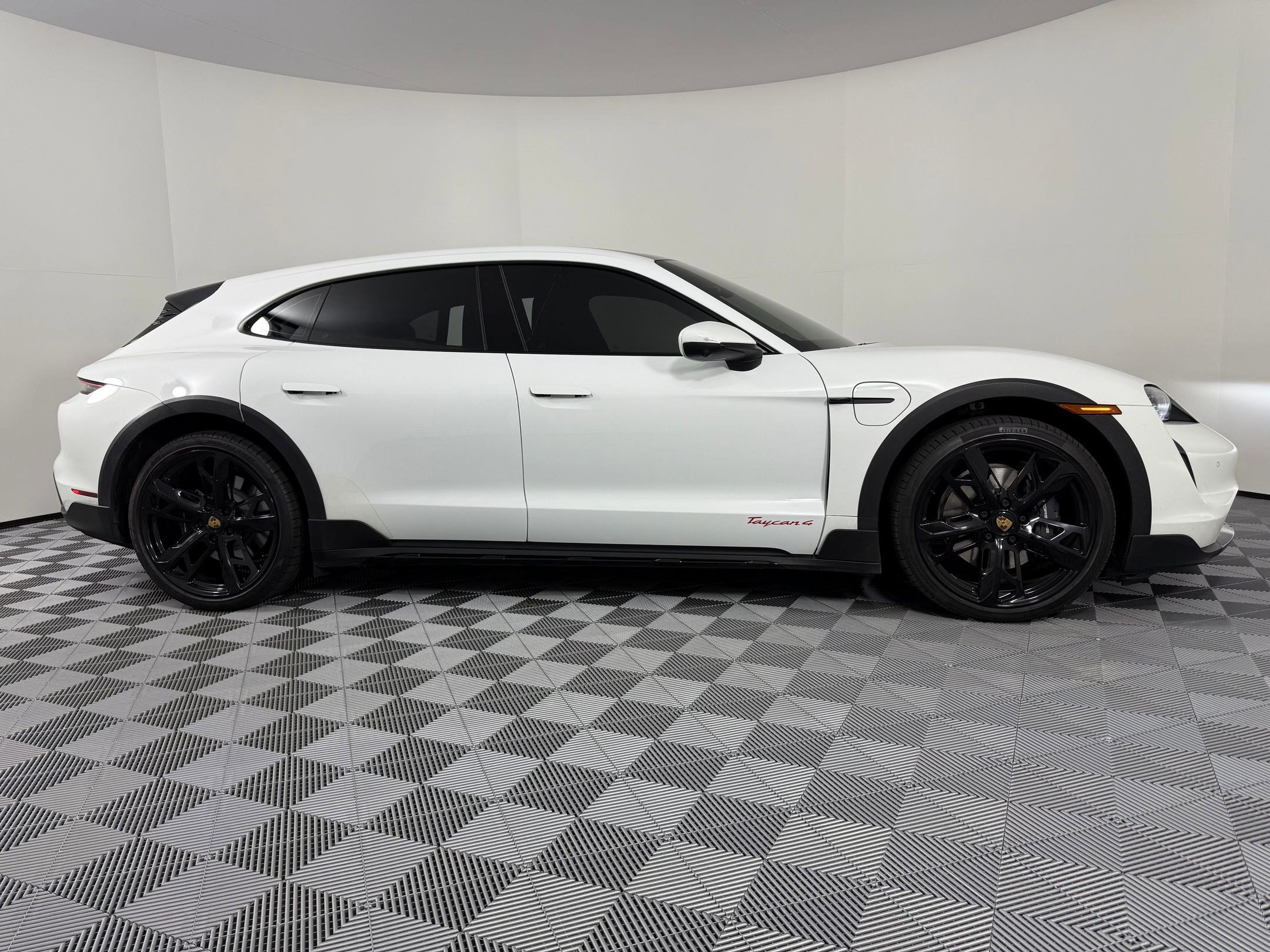 Used 2022 Porsche Taycan 4 Cross Turismo image 8