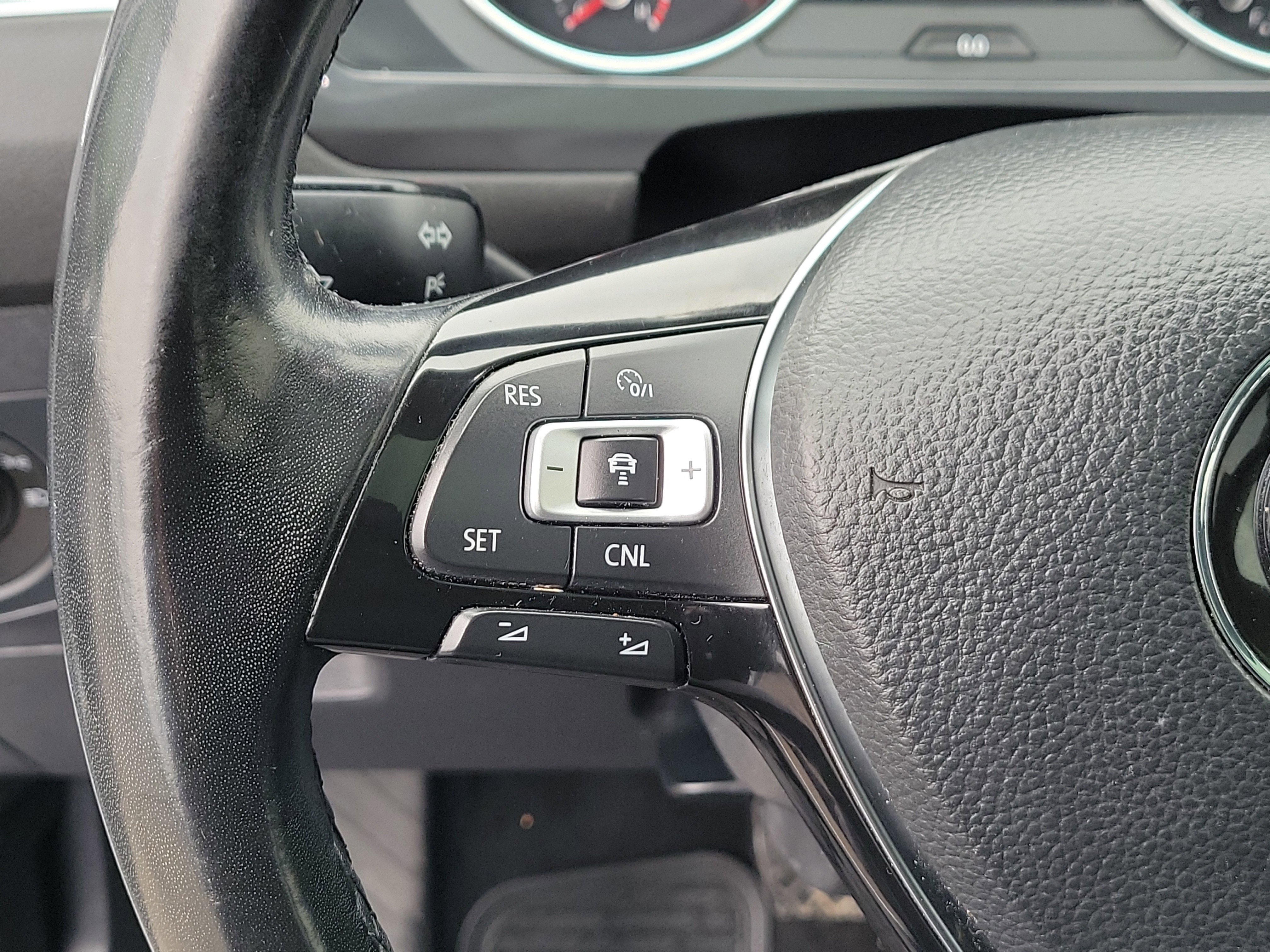 Used 2018 Volkswagen Tiguan SEL AWD/4WD image 24