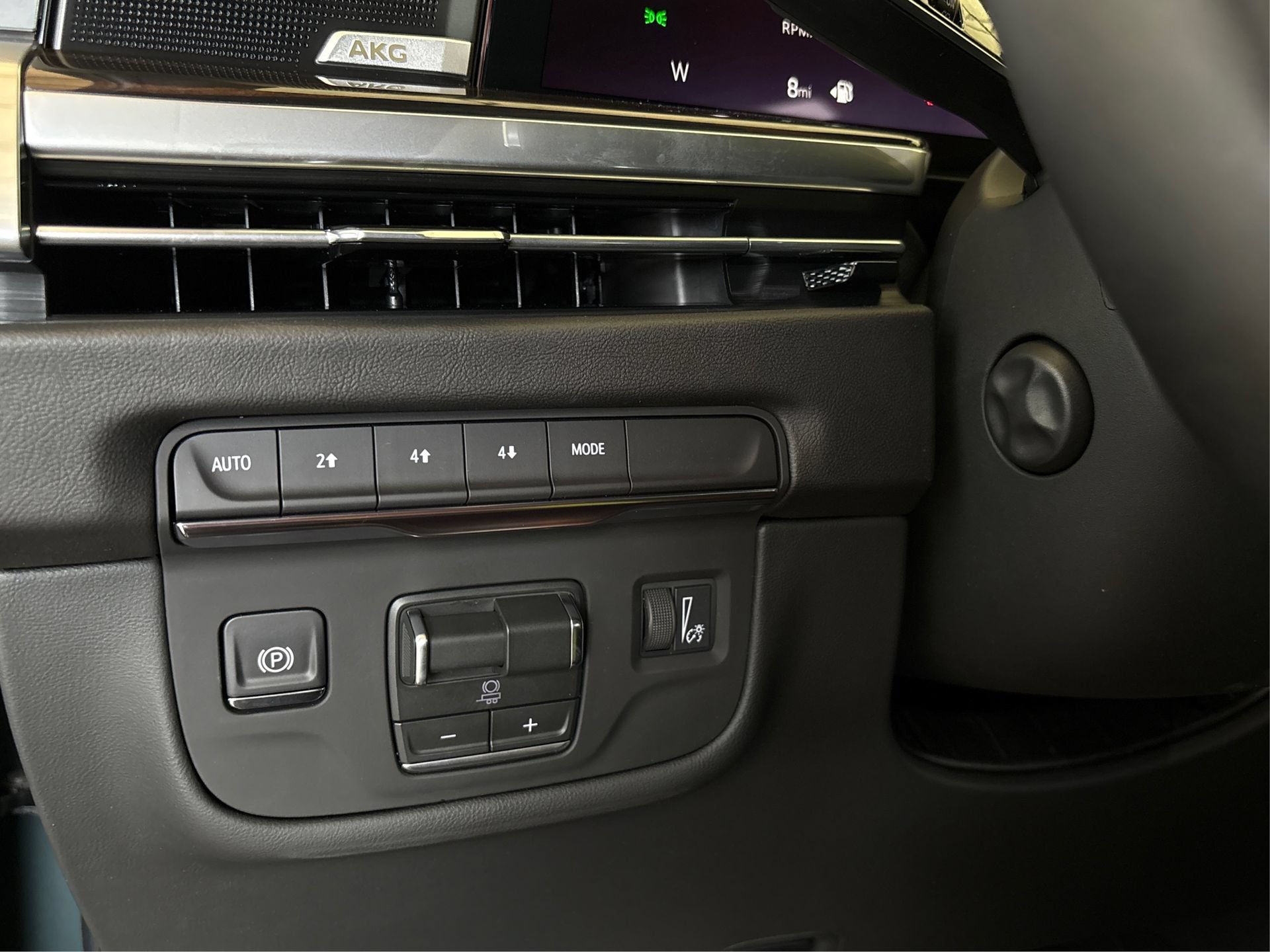 New 2026 Cadillac Escalade ESV Luxury AWD/4WD image 19
