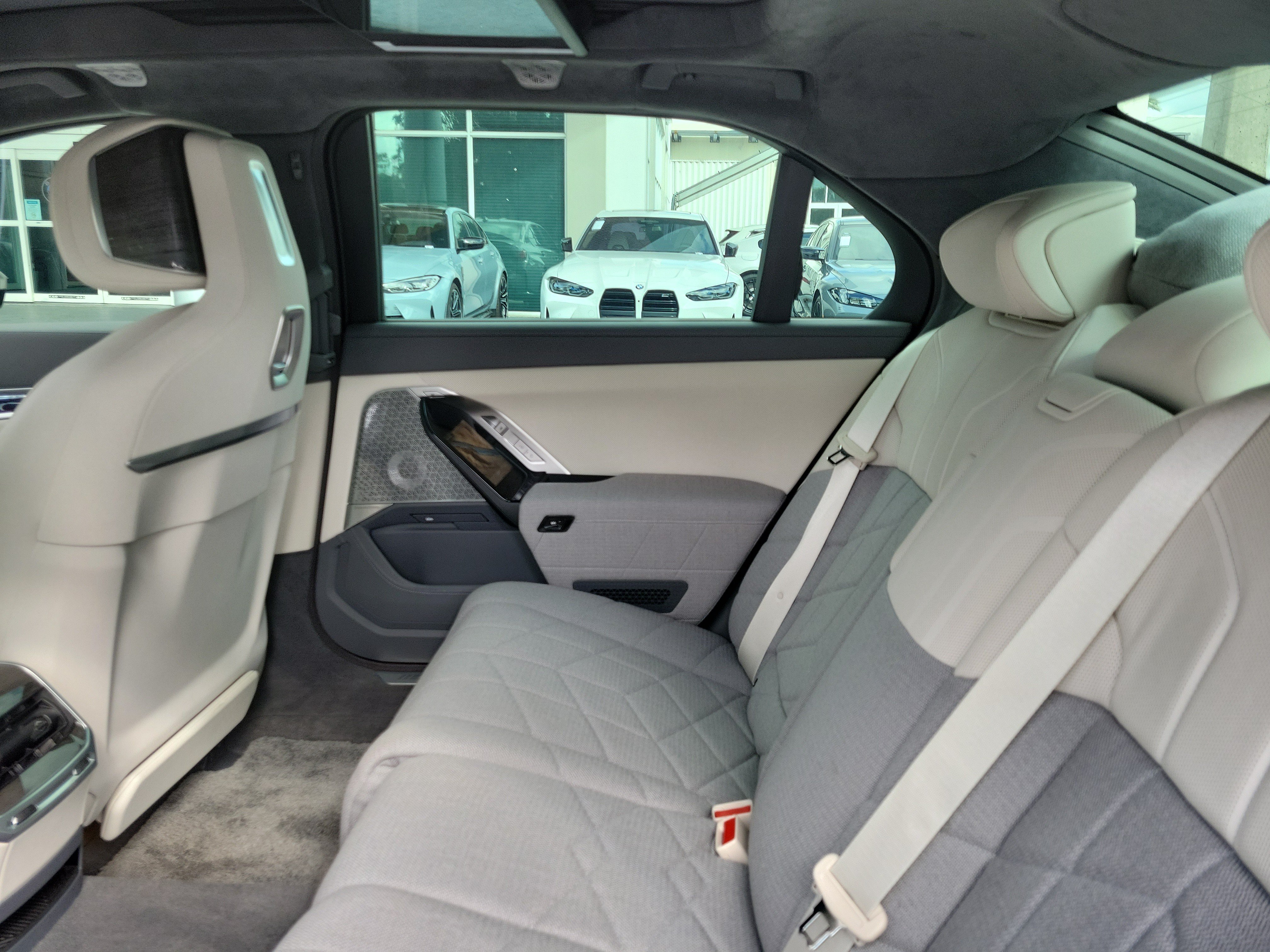 Certified 2024 BMW i7 xDrive60 AWD/4WD image 9