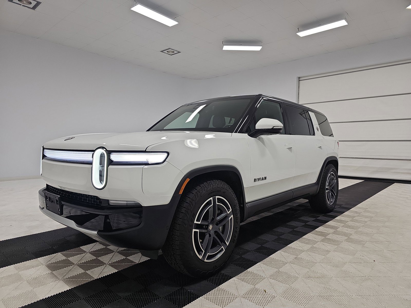 Used 2025 Rivian R1S Adventure