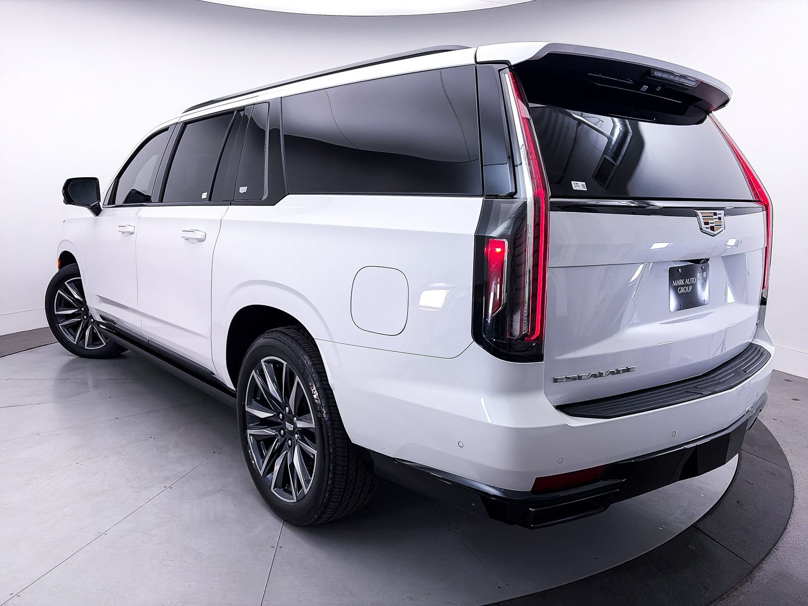 Used 2023 Cadillac Escalade ESV Sport Platinum AWD/4WD image 3