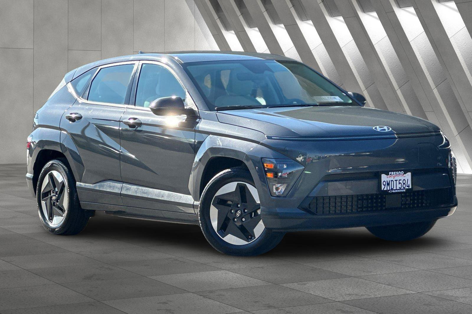 Used 2024 Hyundai Kona SE image 2