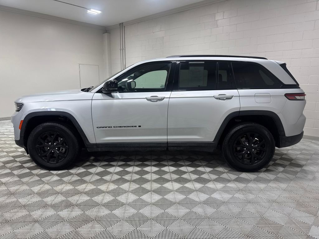 Used 2025 Jeep Grand Cherokee Altitude image 10