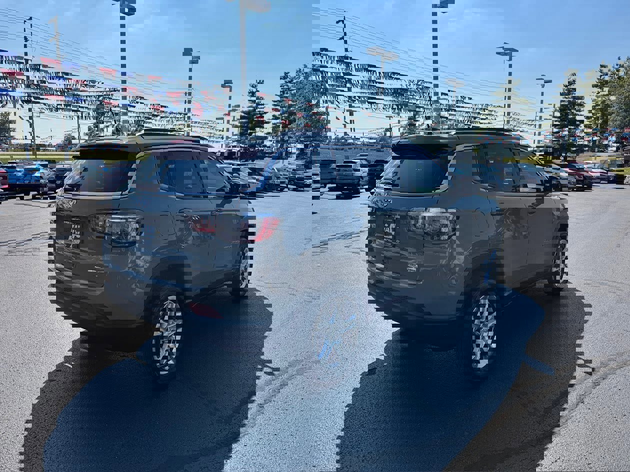 Used 2023 Jeep Compass Latitude image 5