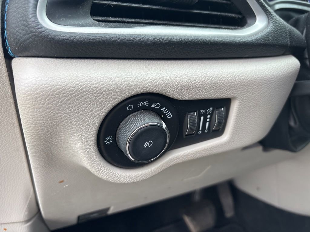 Used 2021 Chrysler Pacifica Touring-L image 18