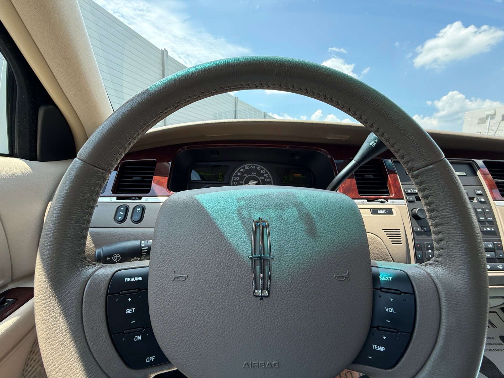 Used 2005 Lincoln Town Car Signature image 33