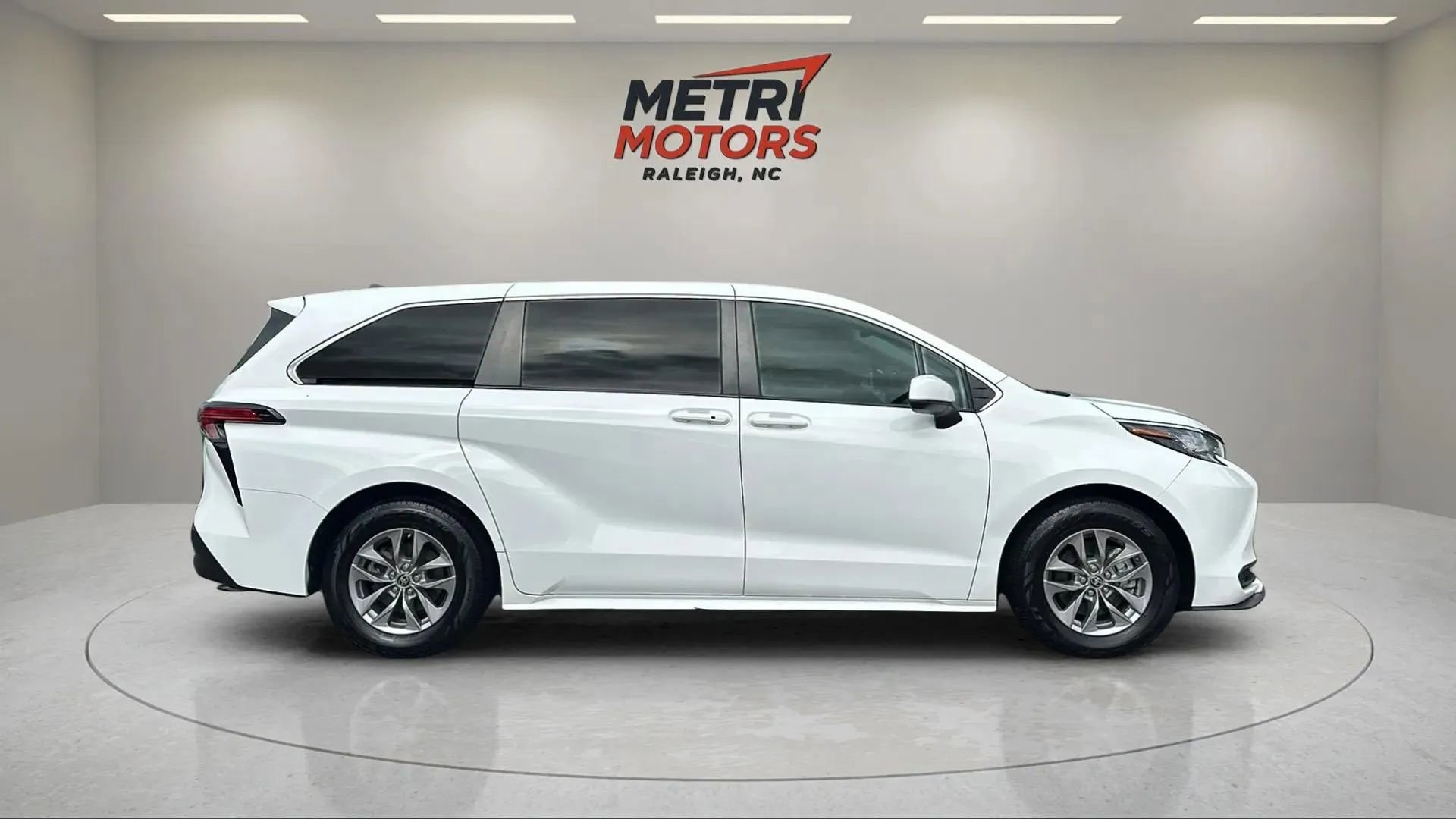 Used 2022 Toyota Sienna LE image 4