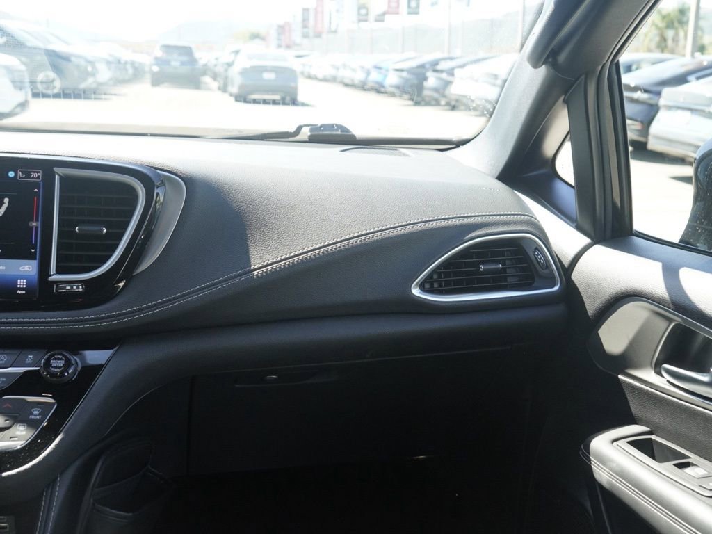 Used 2024 Chrysler Pacifica Limited w/ Uconnect Theater Family Group image 25