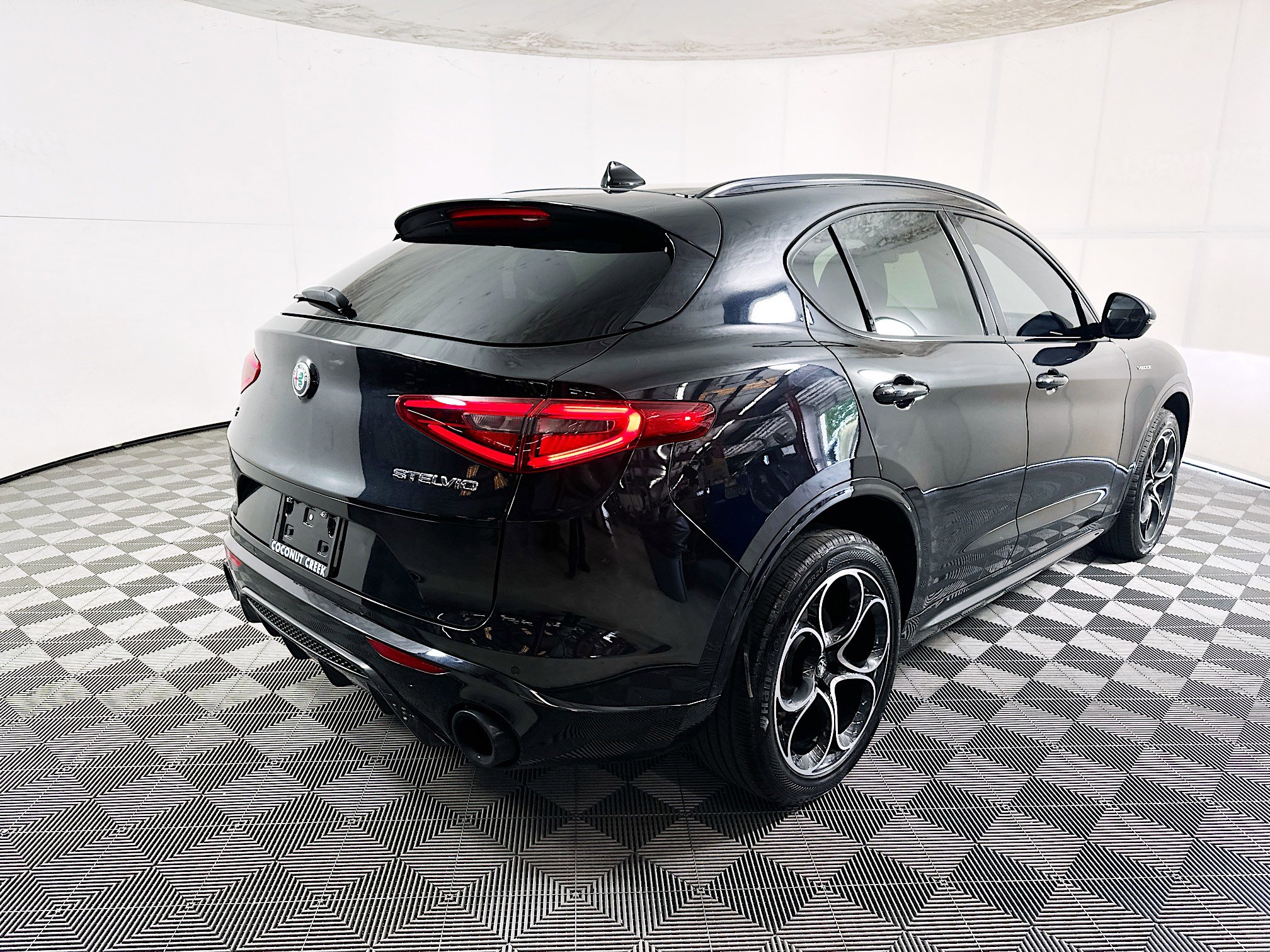 Used 2022 Alfa Romeo Stelvio Veloce AWD/4WD image 3