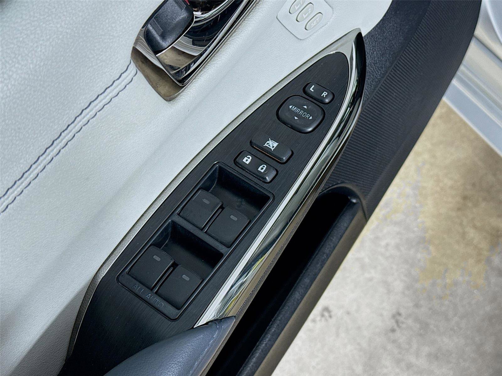 Used 2013 Toyota Avalon Limited w/ Technology Pkg FWD image 22