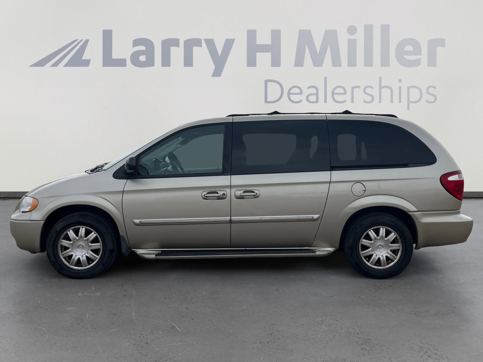 Used 2005 Chrysler Town & Country Touring w/ Trailer Tow Group image 2