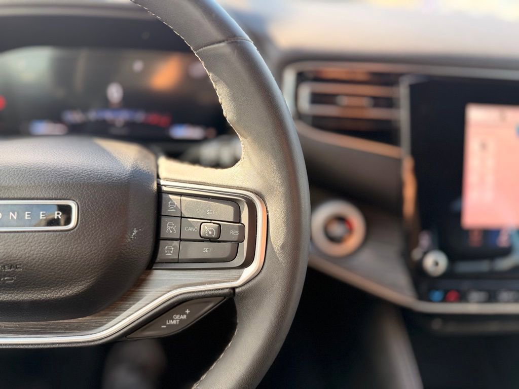 Certified 2024 Jeep Wagoneer Series II w/ Flexible Seating Group image 9