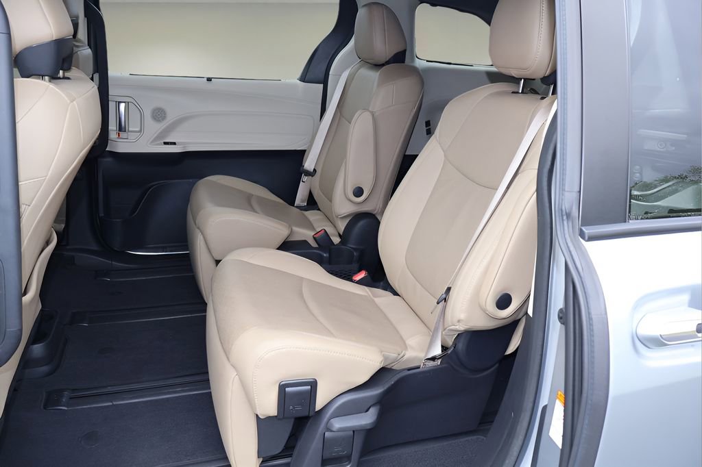 Certified 2022 Toyota Sienna Limited image 12