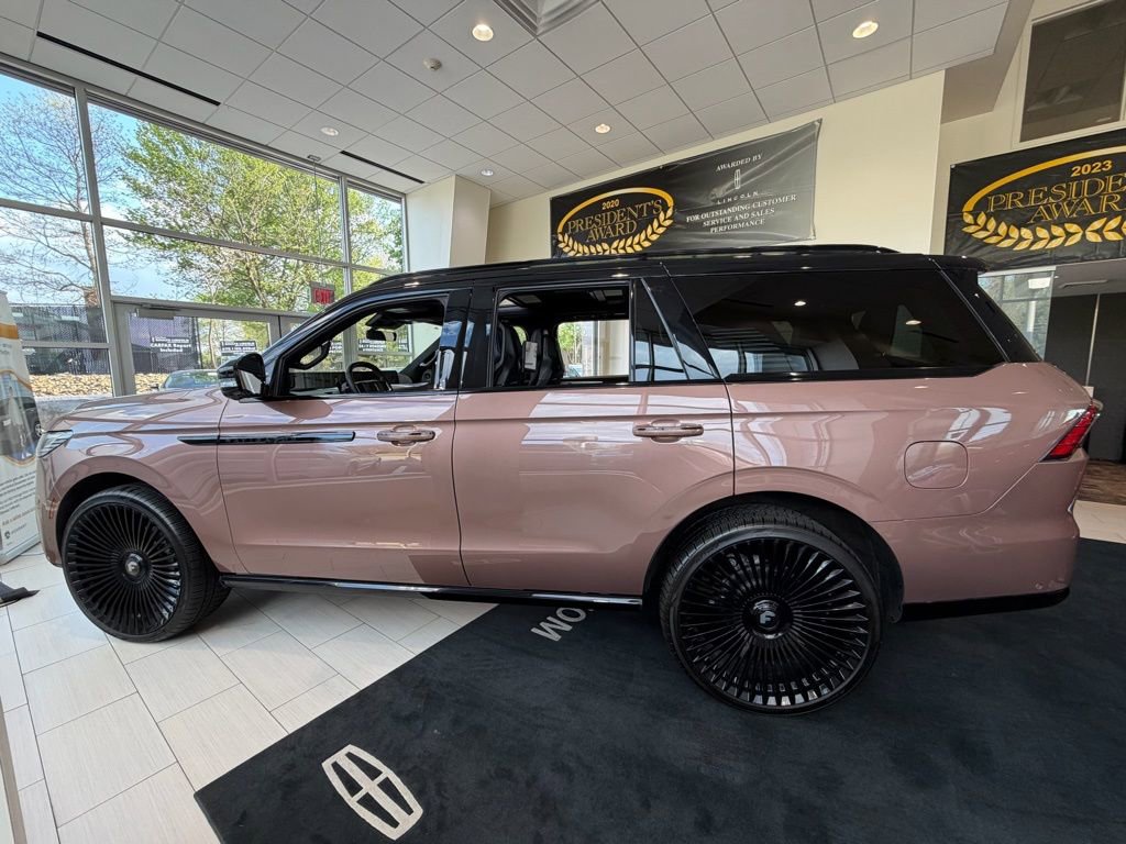 New 2025 Lincoln Navigator Black Label AWD/4WD image 2