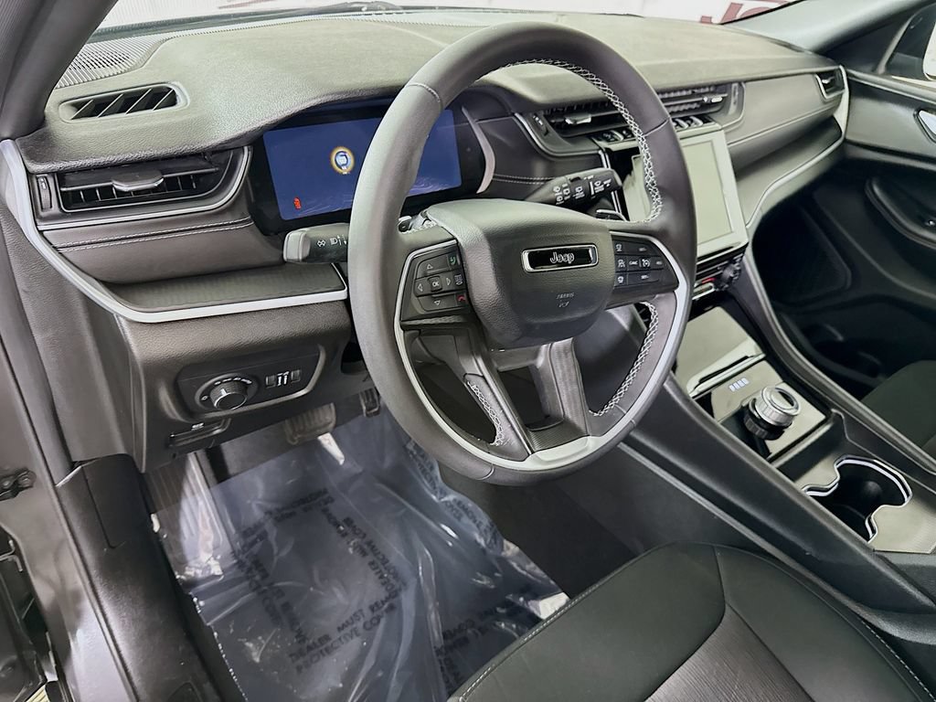 Used 2025 Jeep Grand Cherokee Laredo w/ MOPAR Finishing Package AWD/4WD image 17