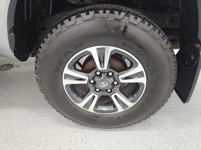 Used 2016 Toyota Tacoma TRD Sport w/ Towing Package AWD/4WD image 10