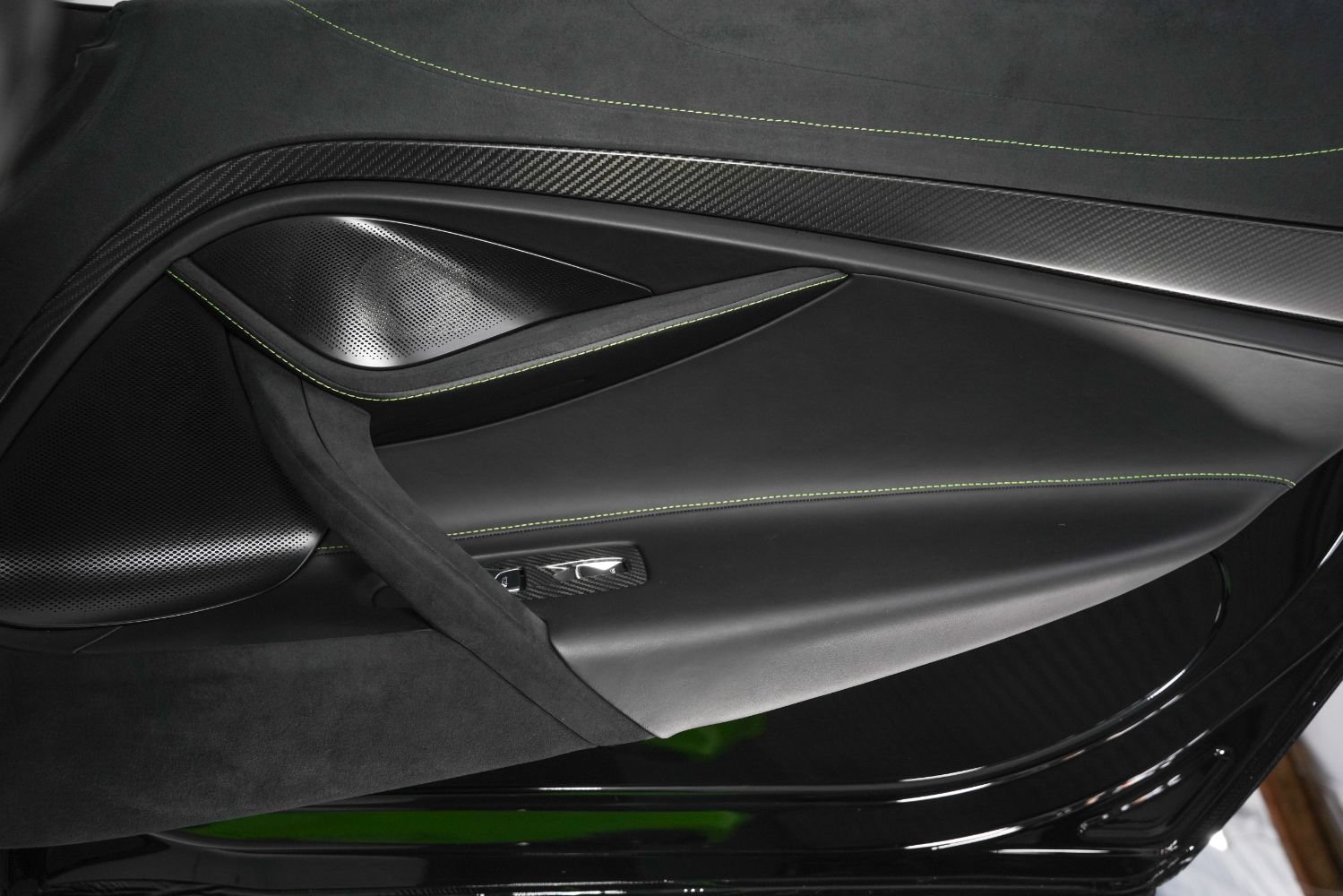 Used 2024 McLaren 750S Spider RWD image 35