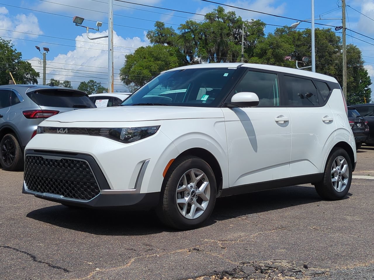 Certified 2025 Kia Soul LX w/ LX Technology Package FWD image 2