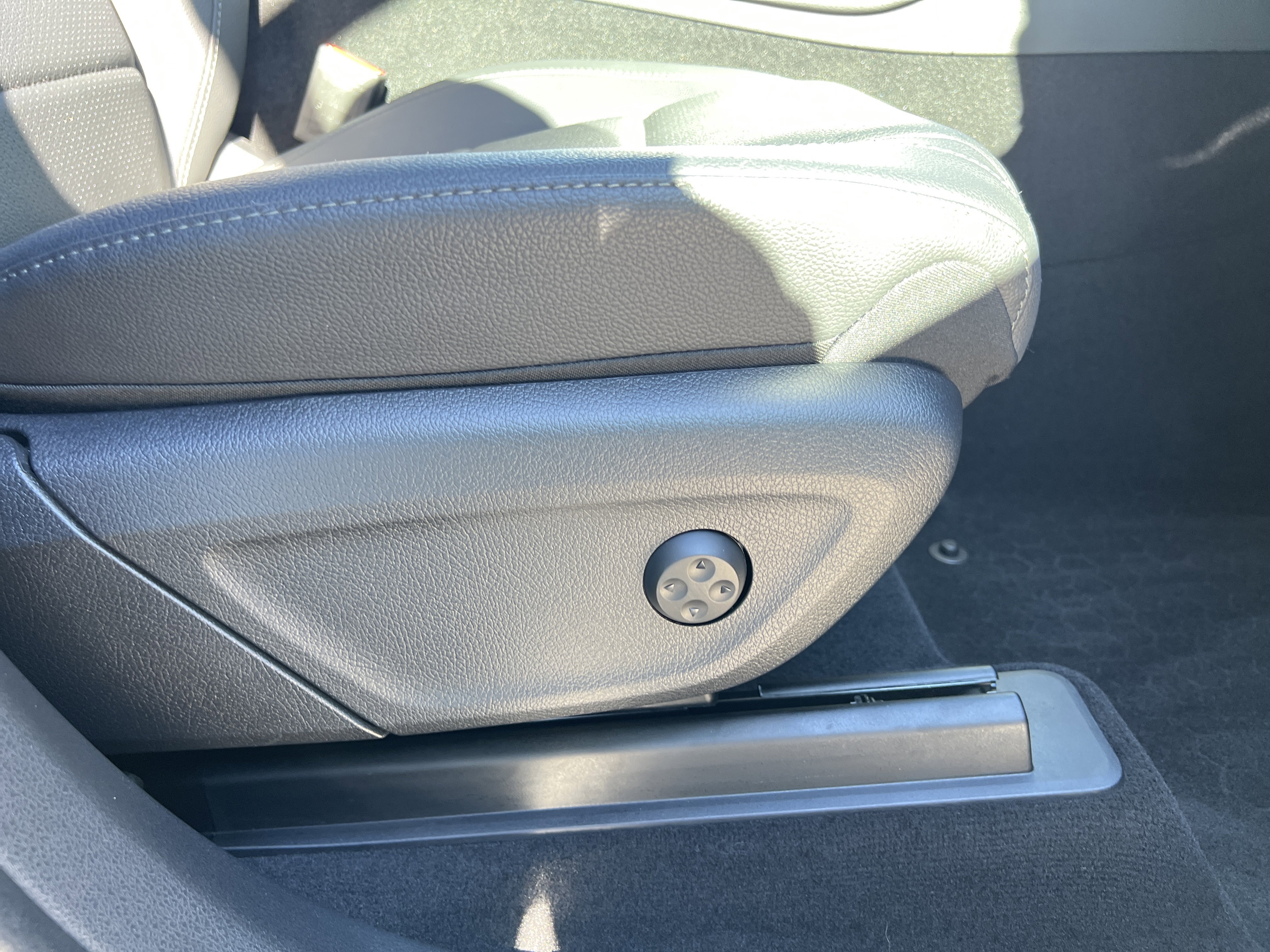 Certified 2025 Mercedes-Benz GLS 450 4MATIC image 29