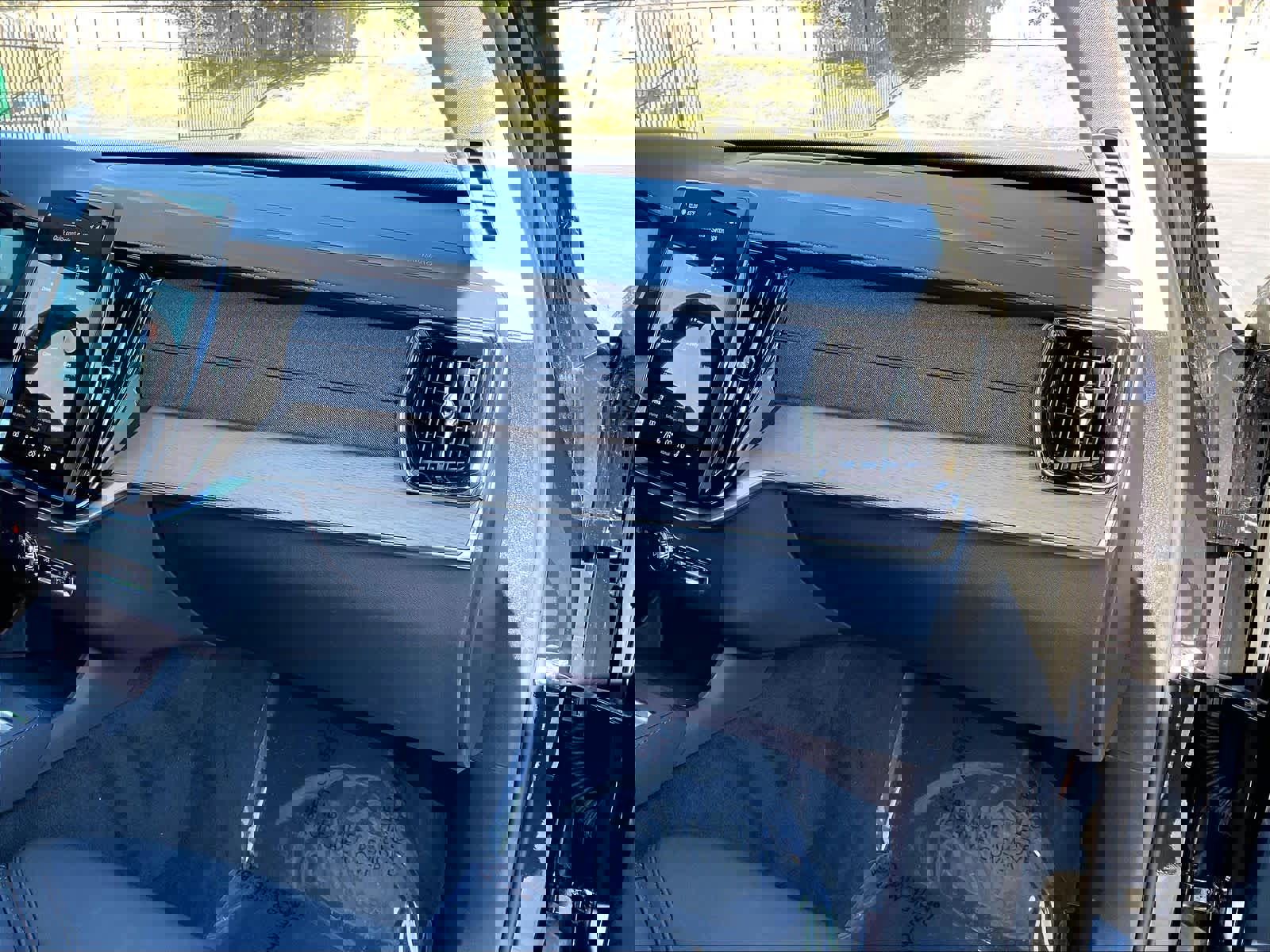 Used 2025 Volvo XC90 B5 Core w/ Protection Package Premier image 19