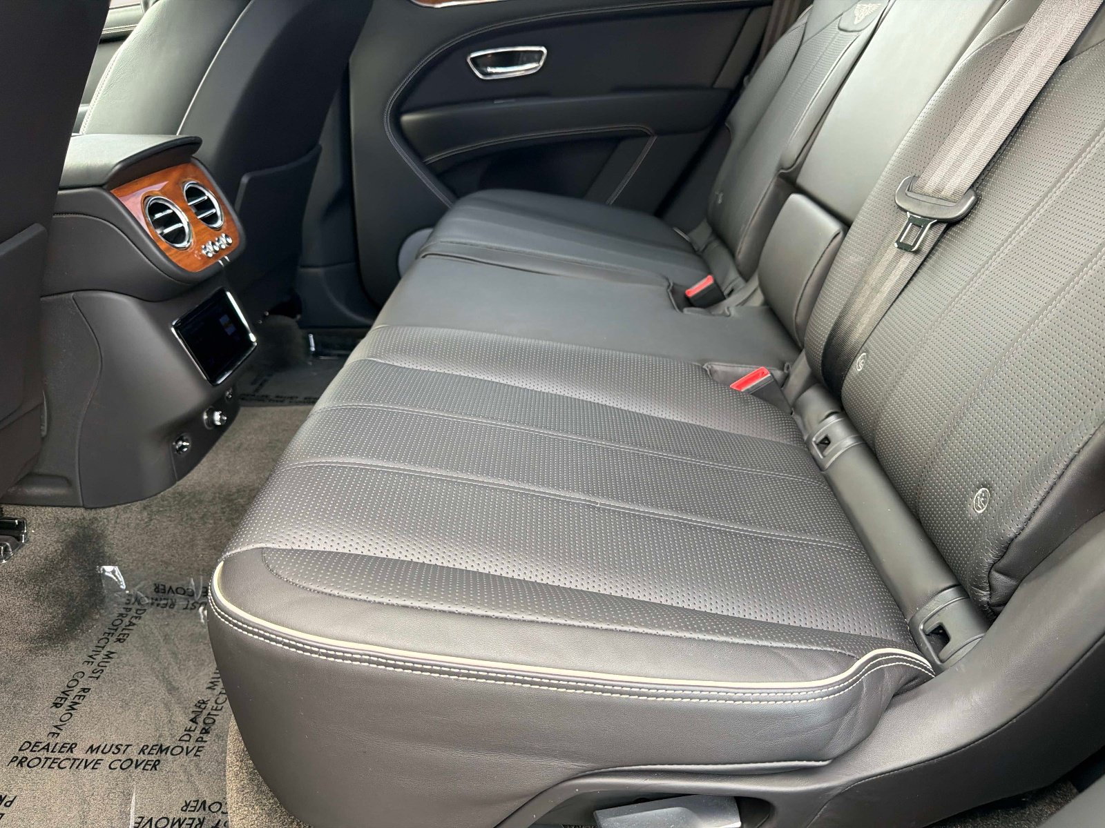 Used 2022 Bentley Bentayga AWD/4WD image 32
