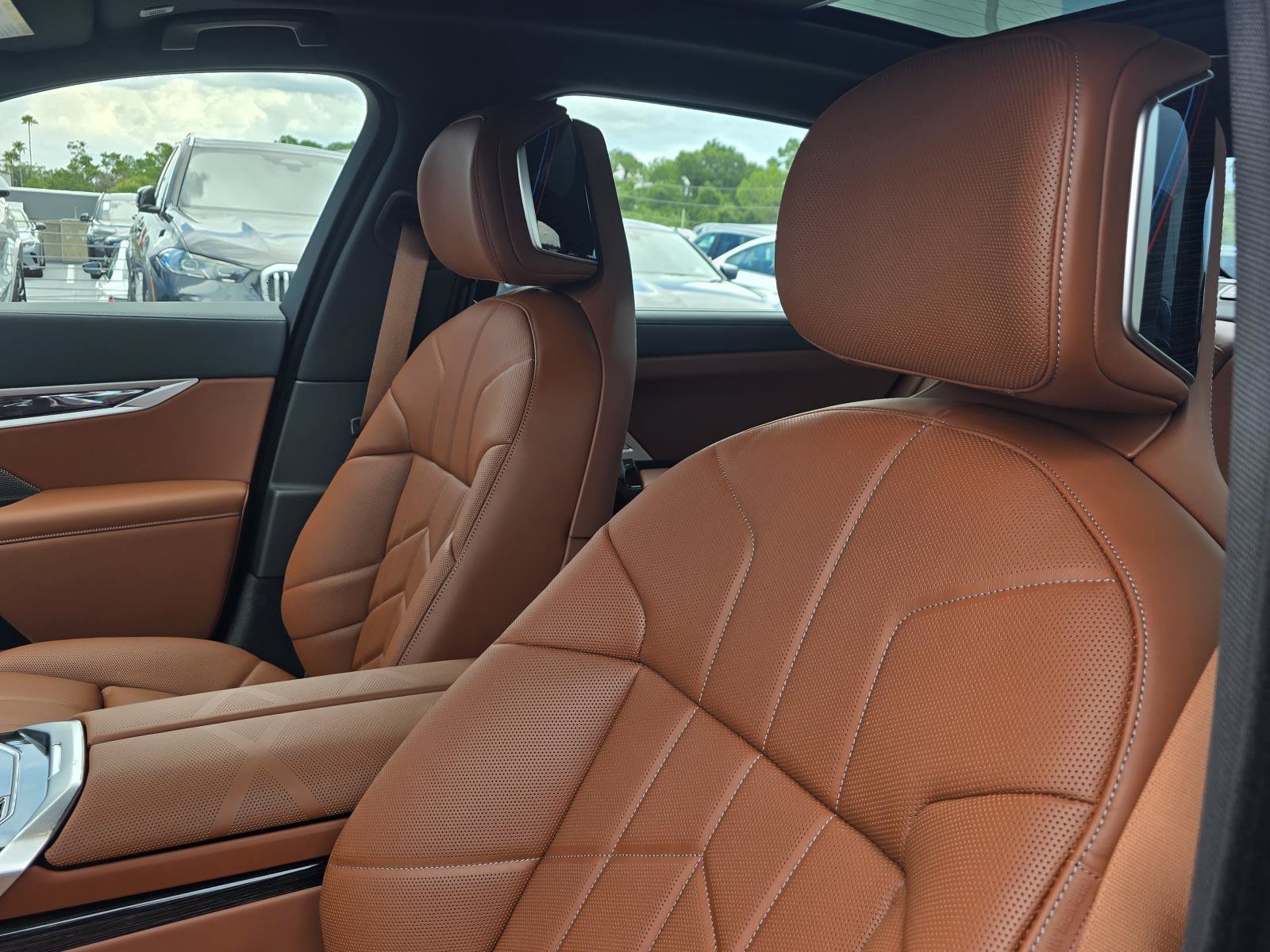 New 2026 BMW 750e xDrive AWD/4WD image 17