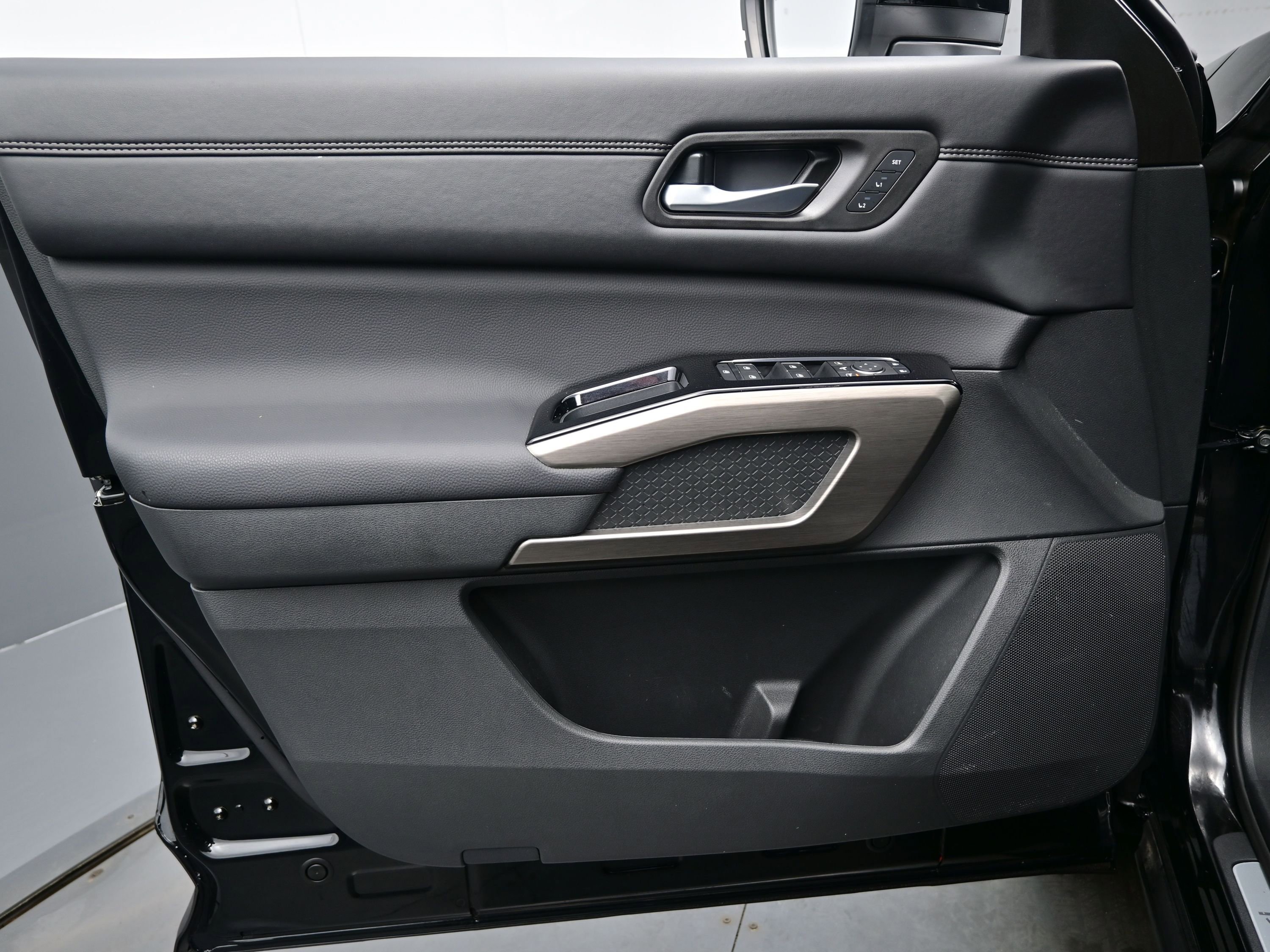 Used 2025 Nissan Pathfinder Platinum w/ Cargo Package image 9