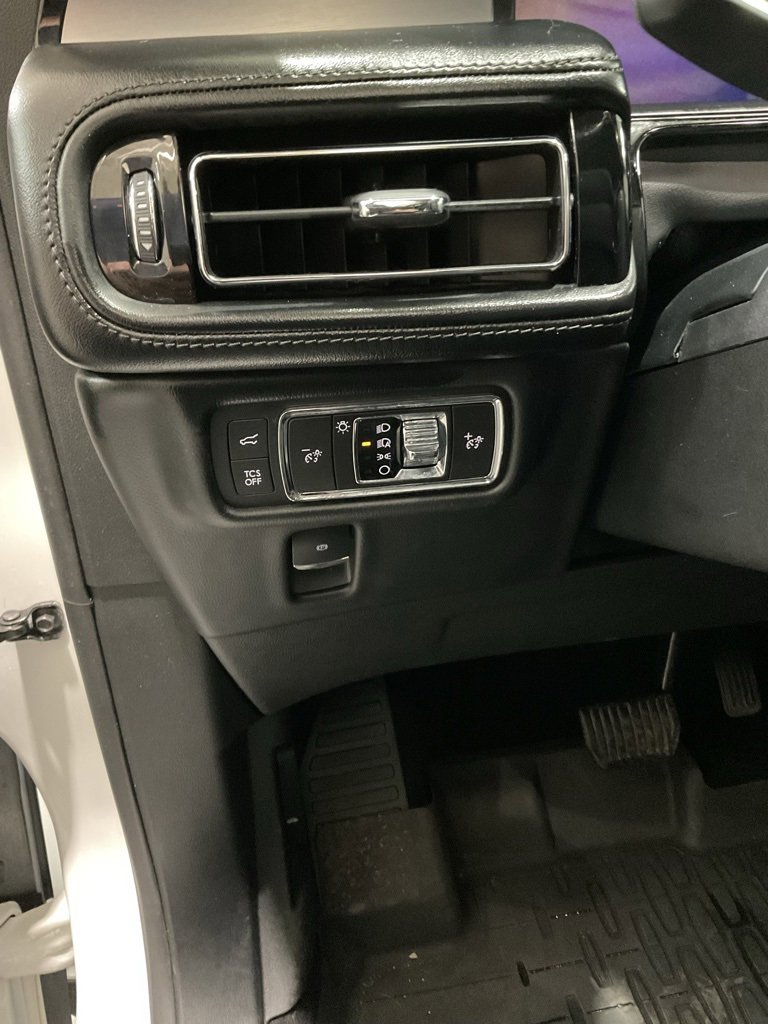 Used 2022 Lincoln Nautilus Standard image 8