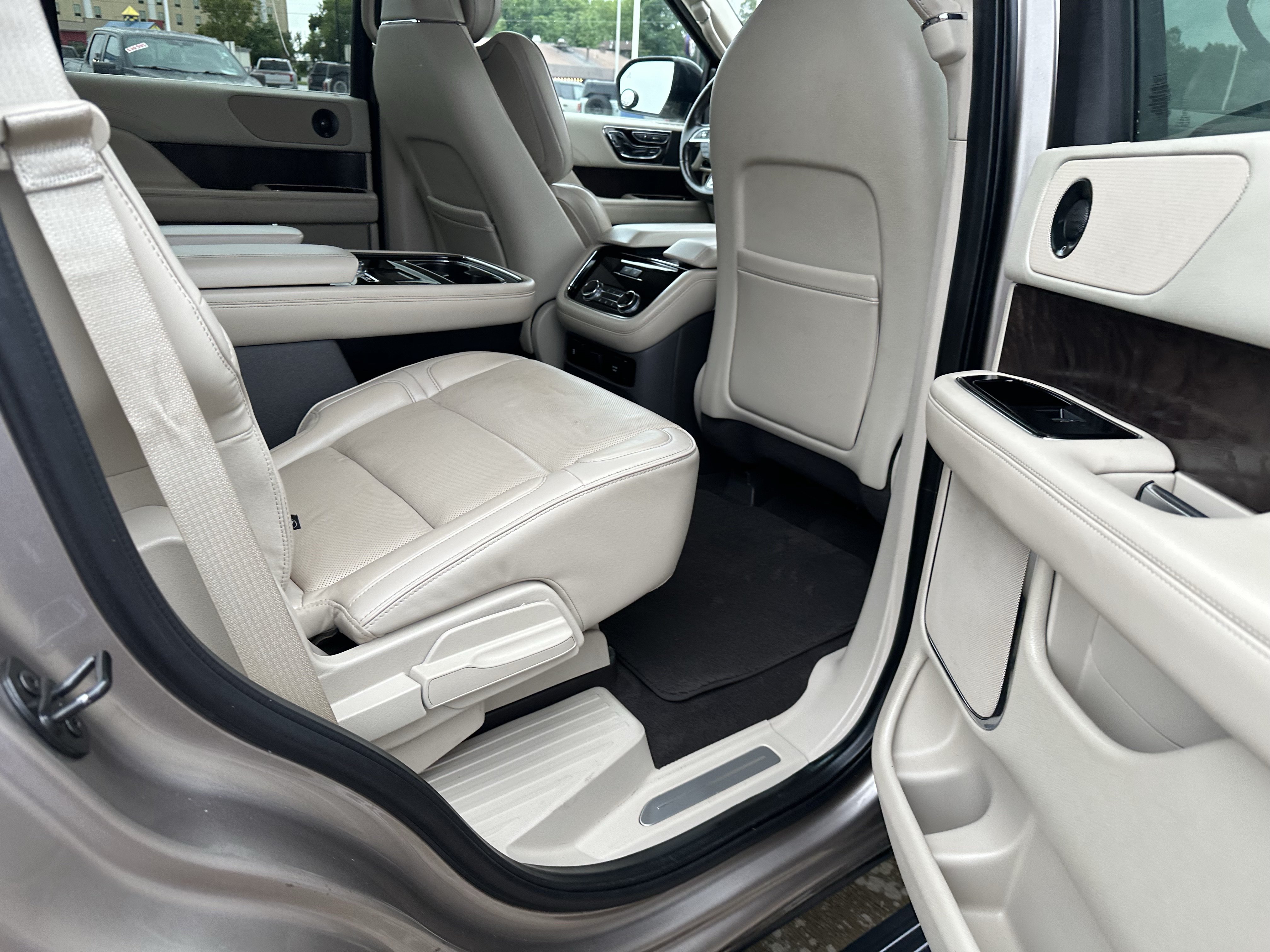 Used 2019 Lincoln Navigator Reserve AWD/4WD image 13