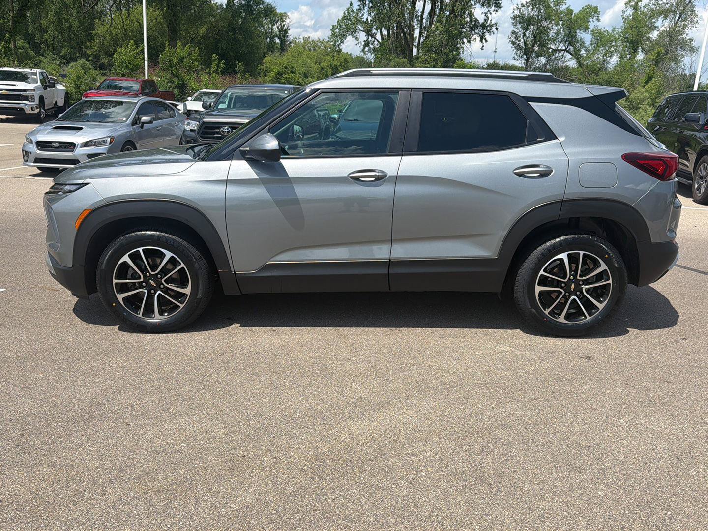 Used 2025 Chevrolet TrailBlazer LT FWD image 2
