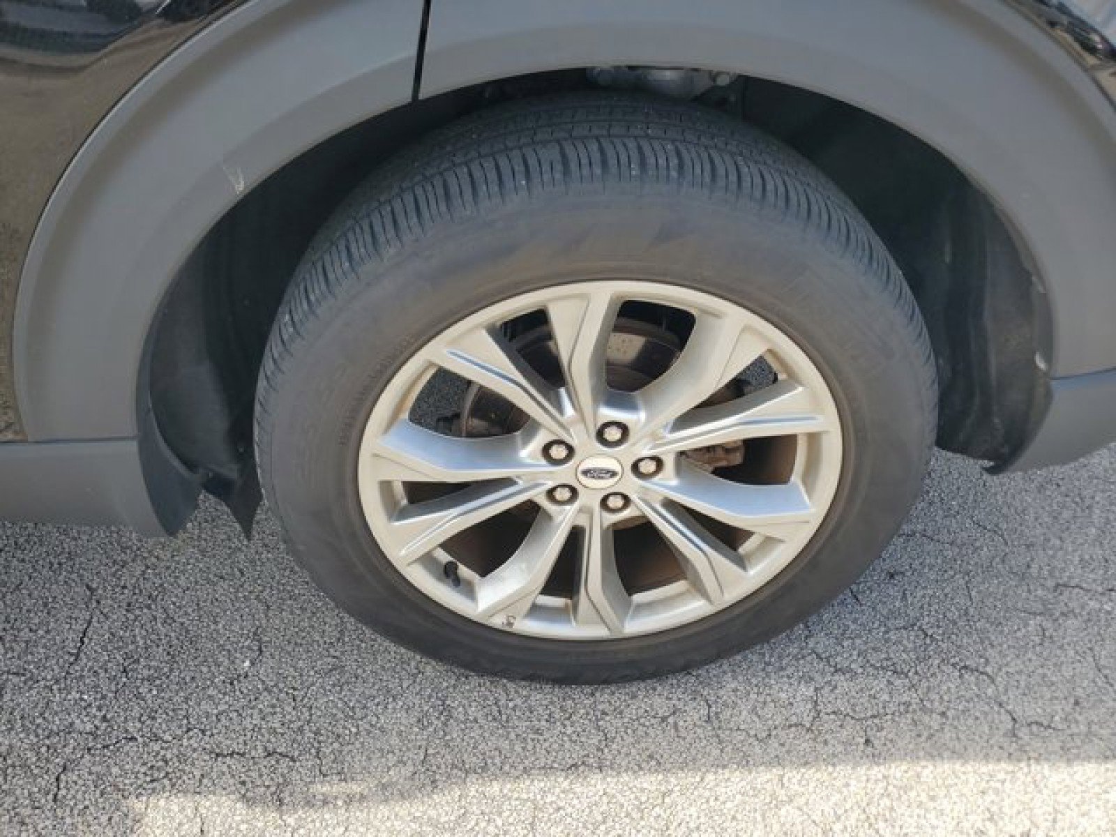 Used 2023 Ford Explorer Limited w/ Limited Technology Package RWD image 4