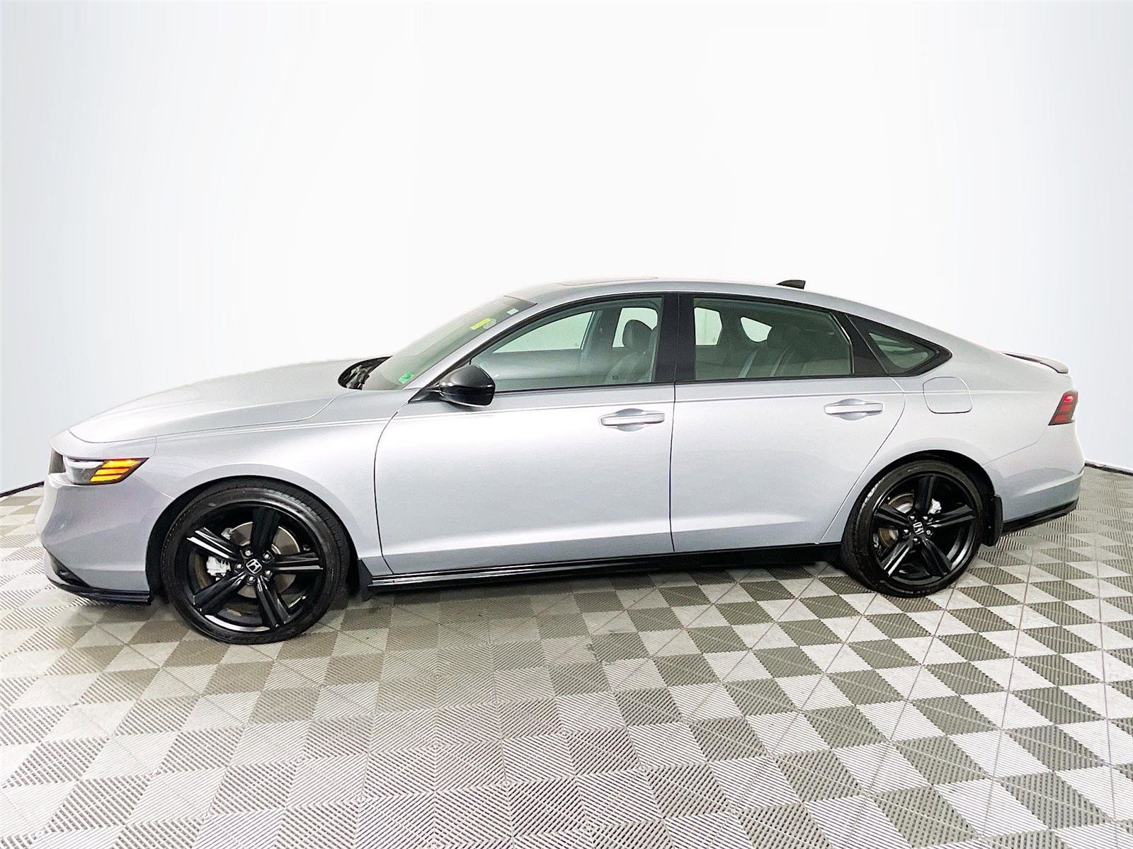 Used 2025 Honda Accord Sport image 4