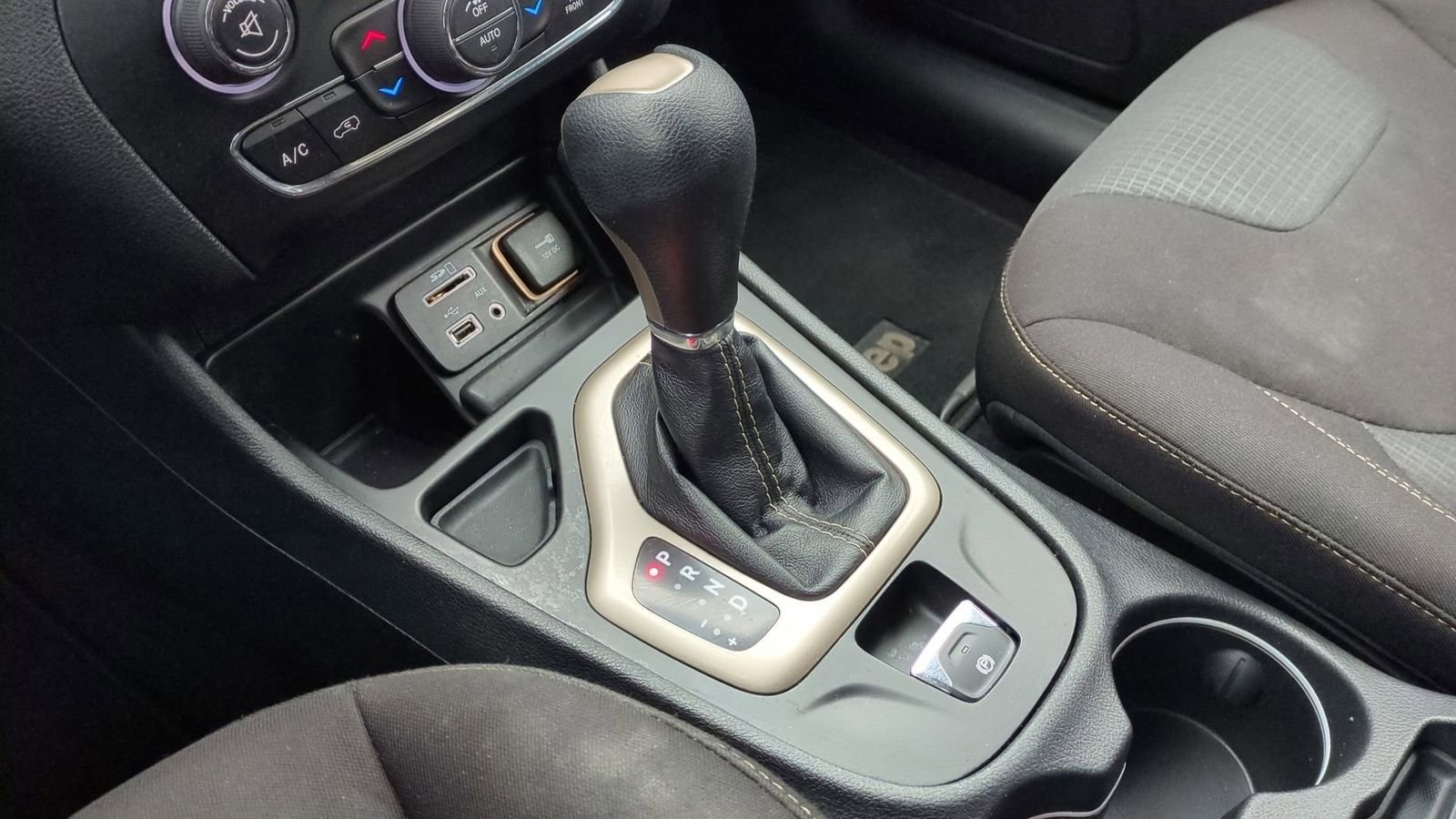 Used 2016 Jeep Cherokee Latitude w/ Comfort/Convenience Group image 36