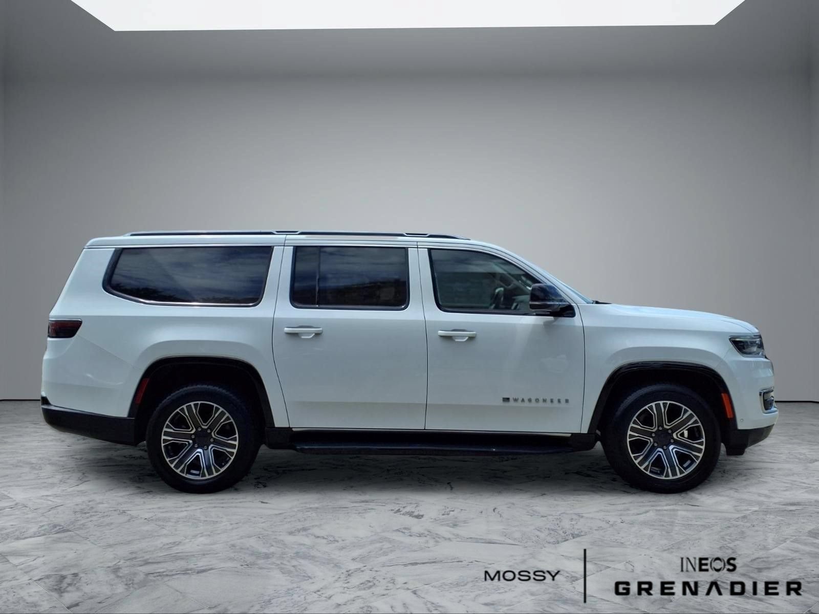 Used 2024 Jeep Wagoneer L Series II RWD image 8