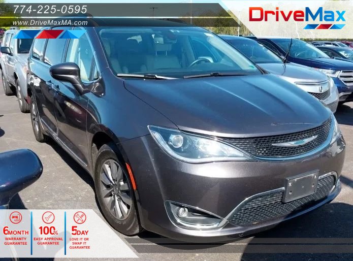 Used 2020 Chrysler Pacifica Touring-L FWD image 1